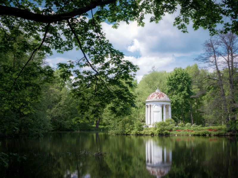 Ротонда в заброшенном паркеphoto preview