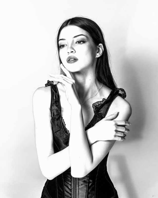 портрет , взгляд ,красивая девушка , цвет ,волосы , красивые губы ,нежность , таинственность photo preview