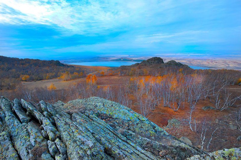 Осенняя раскраска озера Талкасphoto preview