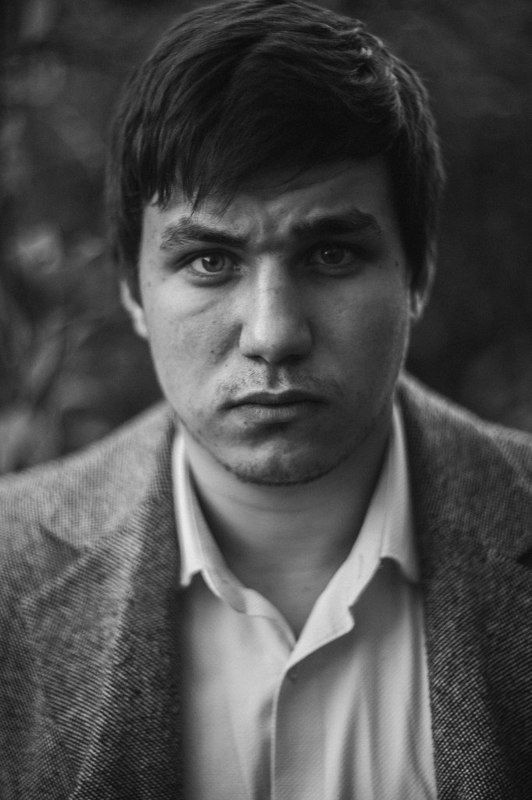 Парень, чёрно-белое. рисунок, рубашка, пальто, взгляд, серьёзный Серёгаphoto preview