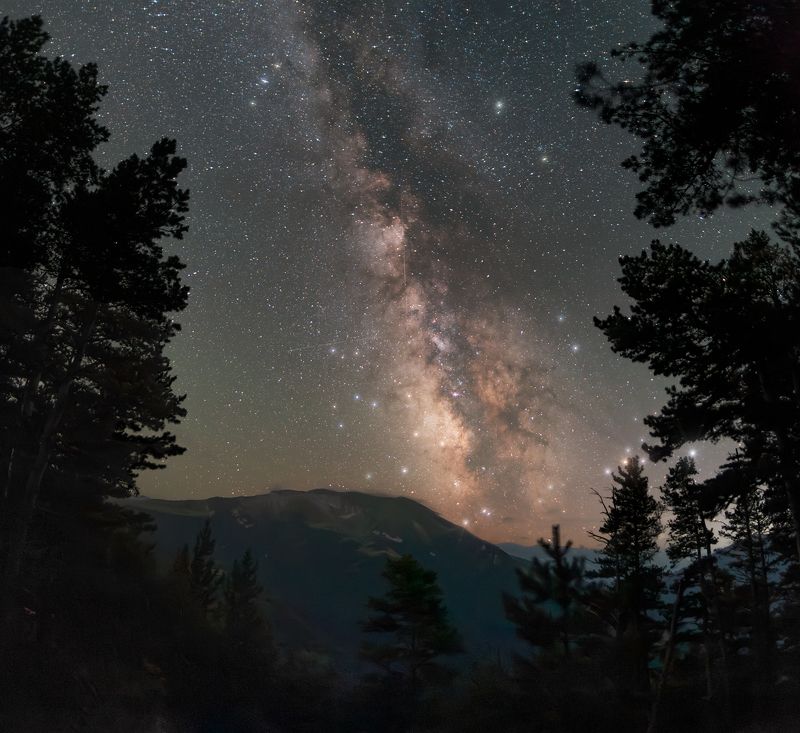 Млечный путь над горой Пастуховаphoto preview