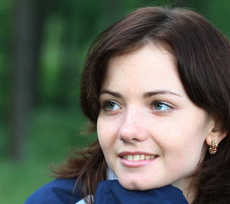 Весна, веснушки. Автор: Alexey Девушка, улыбка, лес, Alexey