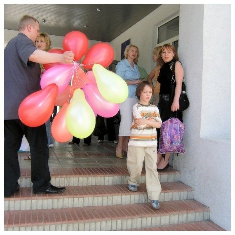 мальчик, мамы, папы, шарики Не хочу в школу!photo preview