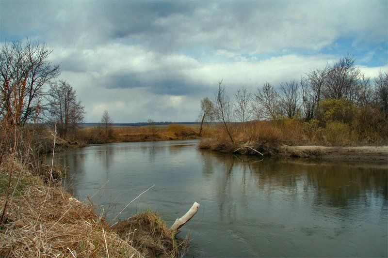 река, весна, тучи веснаphoto preview