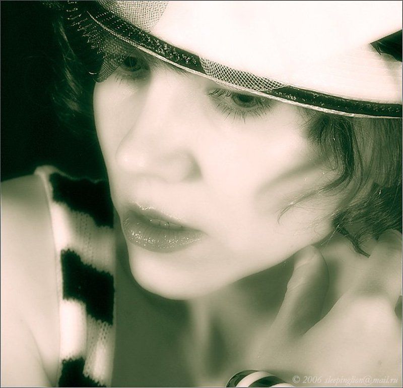 портрет на темном фоне Who makes you feel?photo preview