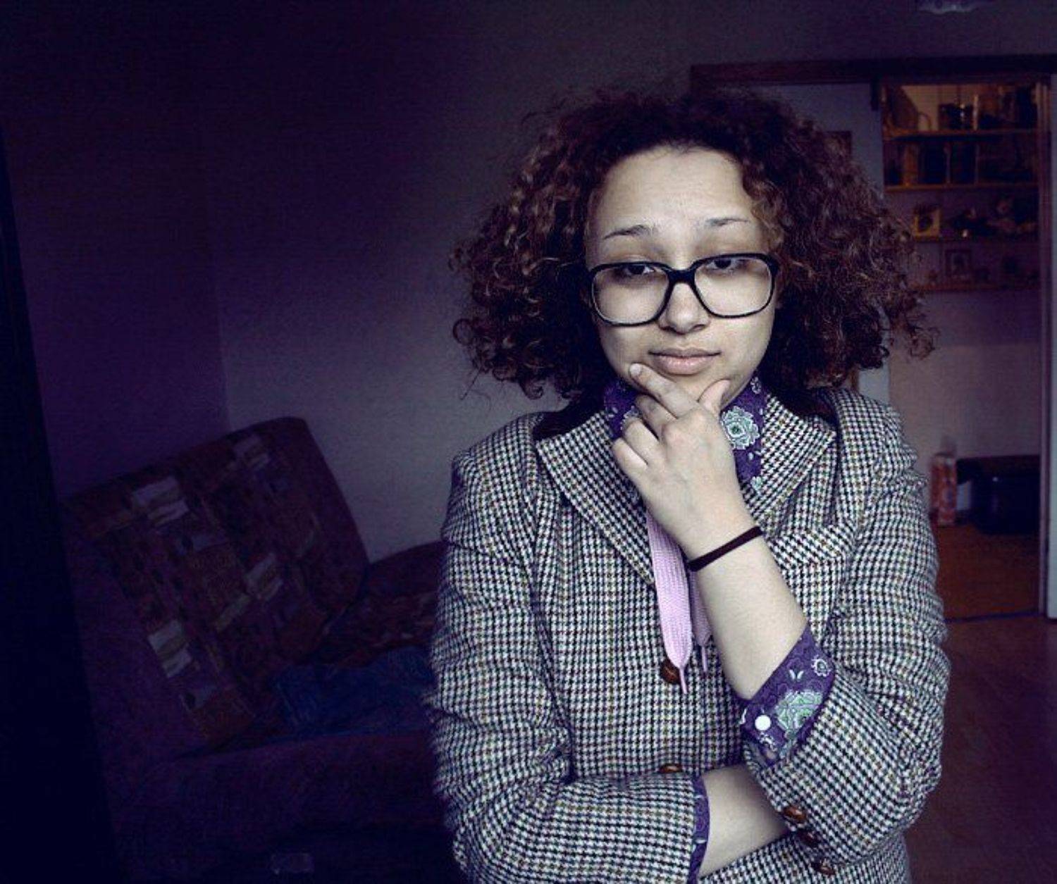 портрет, рассказывающий о содержимом шкафа моей бабушки, а также о том, какую форму очков она предпочитает. и с красивой девушкой.. Автор: София , София