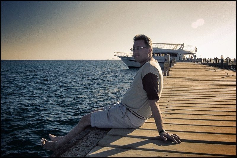 большой мальчик, море, кораблик Морячокphoto preview