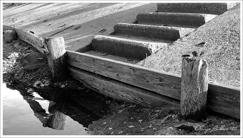 набережна, камни, деревянные укрепления солнечно. до подъема воды.photo preview