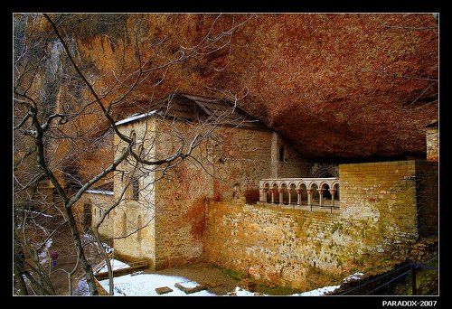 10 веков под отвесным утесом