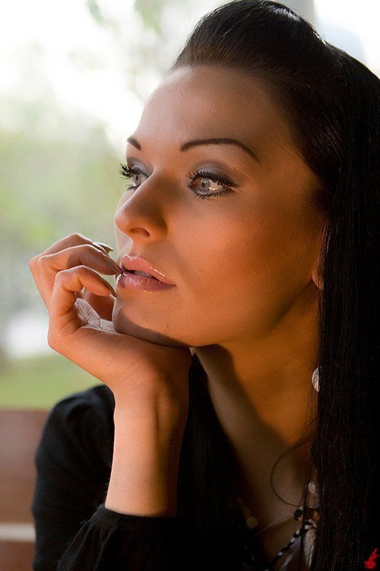 Задумчивый взгляд на лучи заходящего солнцаphoto preview