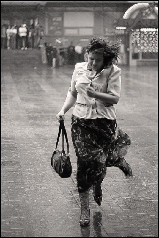 ливень ,дождь ,женщина ,бег ,стремительность ,капли ,жанр ,dyadyavasya Короткими перебежкамиphoto preview