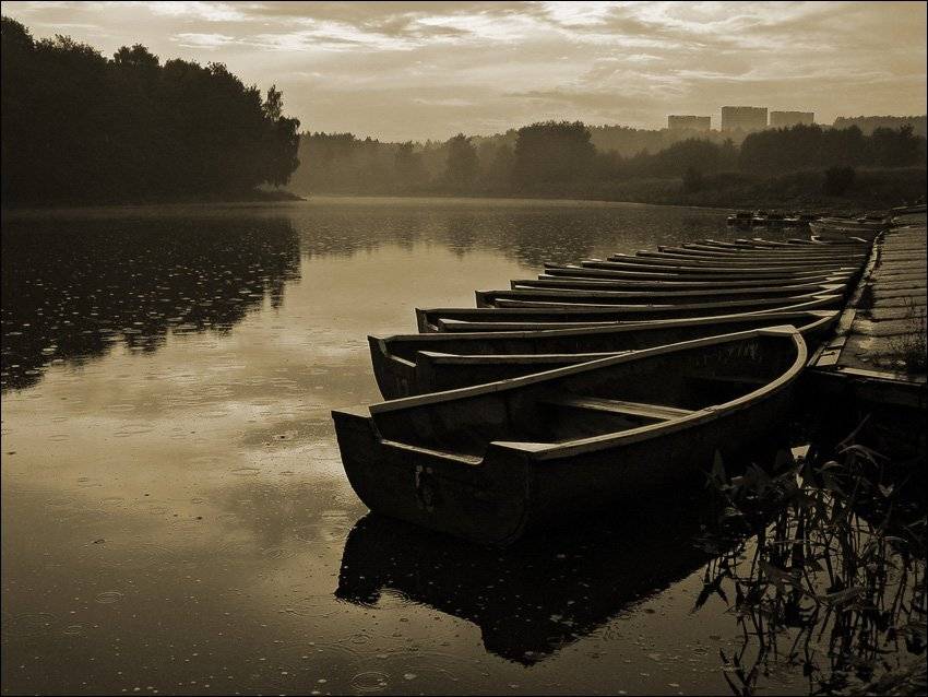 Под дождем подождем. Автор: Сергей Чубаров лодки, Сергей Чубаров