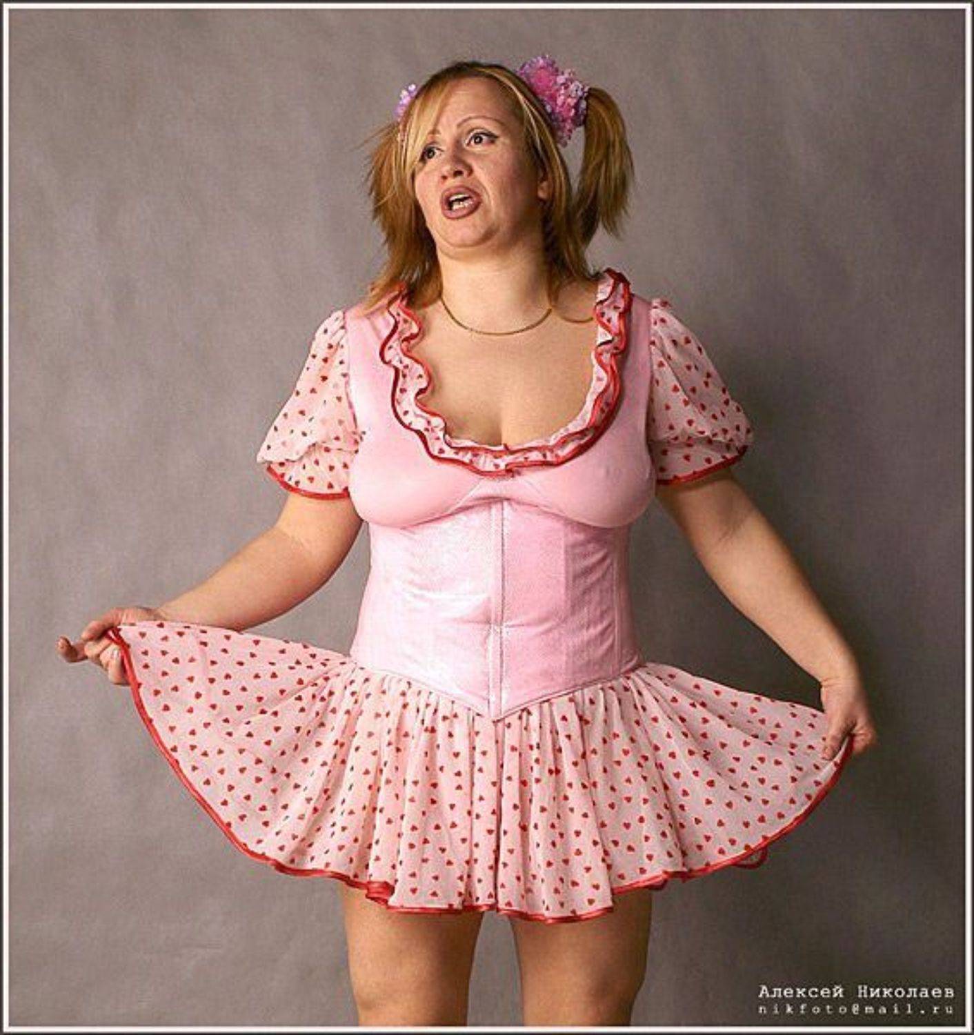 Ма-а-м! Ну нельзя же двадцать лет в одном платье фотографироваться!!!. Автор: алексей николаев , алексей николаев