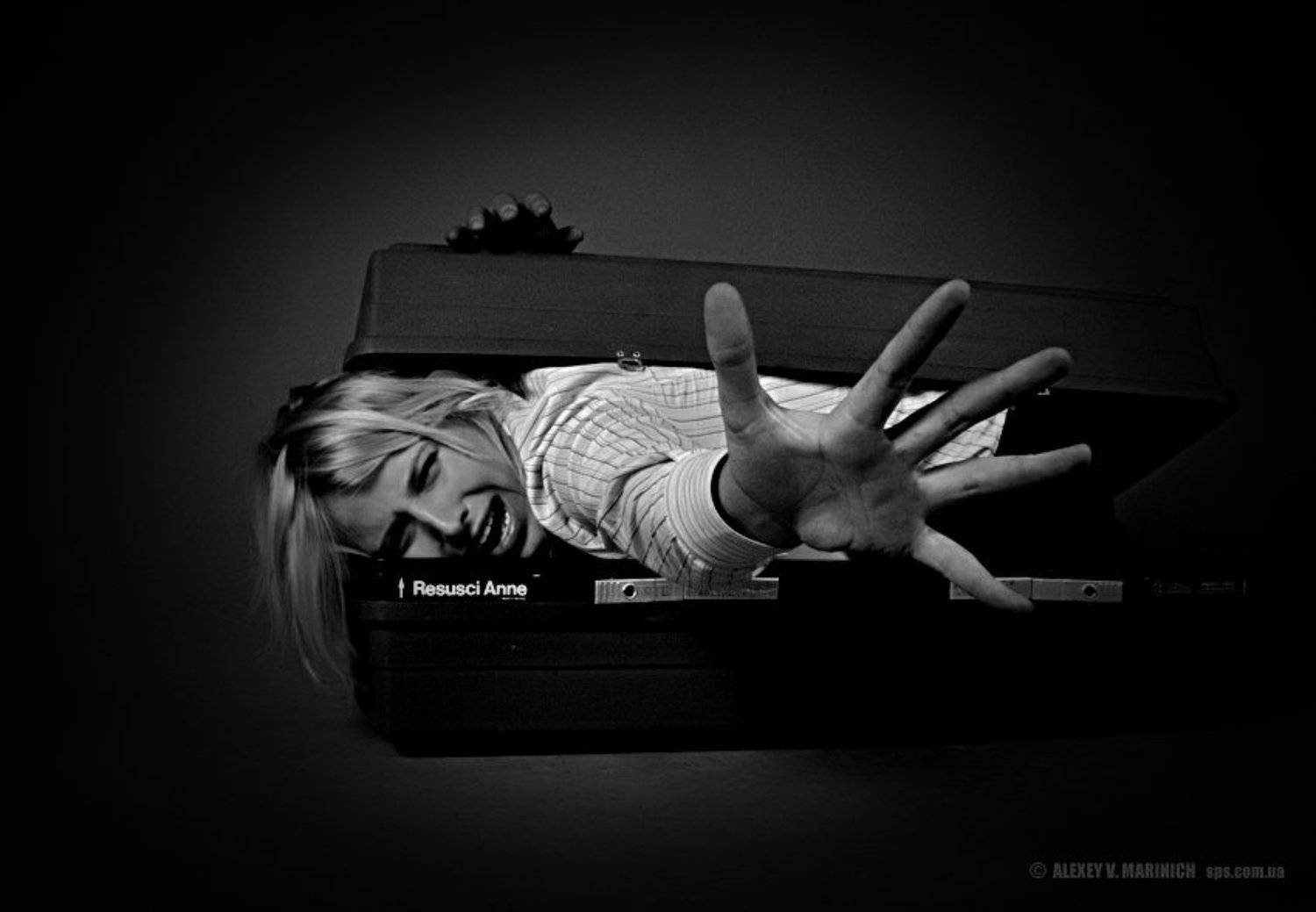 i need your help, алена, киев, пятница, чемодан, прикол, чб, ч/б, жанр, юмор, Alexey Marinich