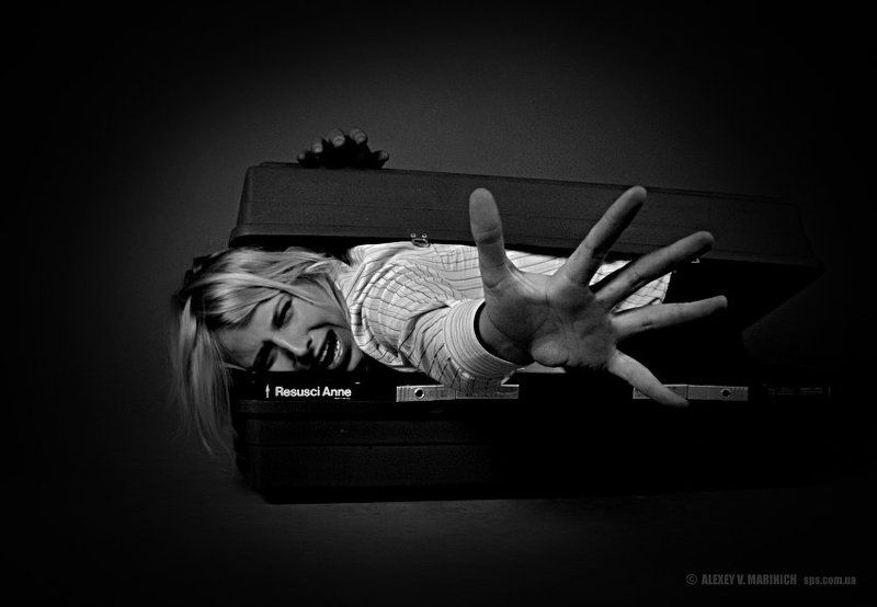 i need your help, алена, киев, пятница, чемодан, прикол, чб, ч/б, жанр, юмор I need your help!photo preview