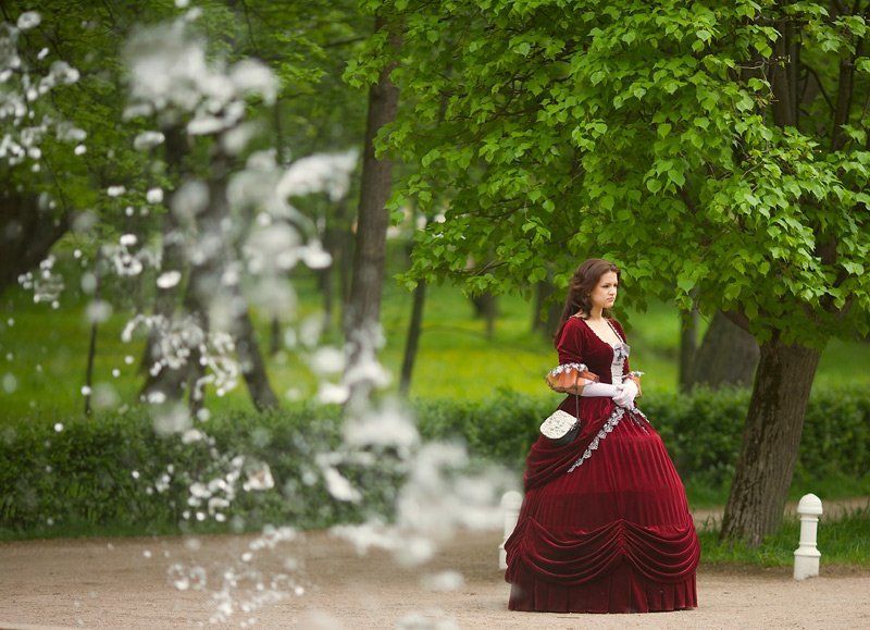 Незнакомка у фонтанаphoto preview