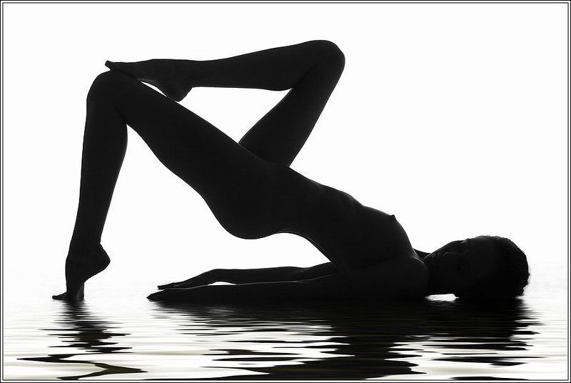 ню, силуэт Треугольникиphoto preview