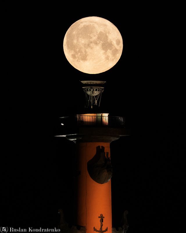 Луна над Ростральной колоннойphoto preview