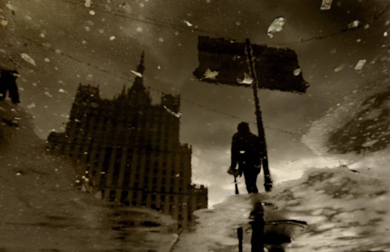 Осенняя история.... Автор: Татьяна Гориловская город, осень, отражение, лужа, история, высотка, Татьяна Гориловская