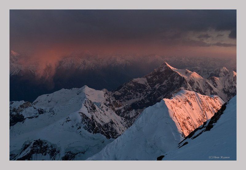 горы, памир, ледник, вершины, облака, туризм, альпинизм, пик революции Непогода отступаетphoto preview