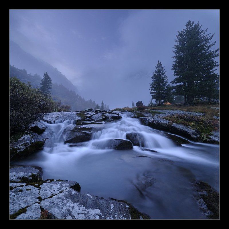алтай, куйгук, горы, озеро, водопад, камни, деревья, туман, осень В объятиях туманаphoto preview