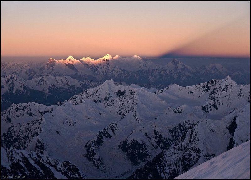 горы, памир, ледник, вершины, рассвет, туризм, альпинизм, пик коммунизма Чудеса поднебесные(тень от пика Коммунизма)photo preview