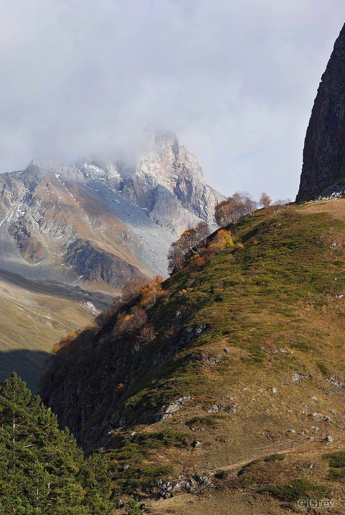 Там, где кончаются леса.... Автор: Сергей Павлов горы,скалы,осень,кавказ, Сергей Павлов