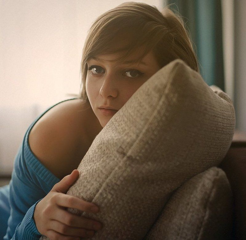 девушка, свитер, синий, занавеска, окно, свет, подушка, глаза Тихий часphoto preview