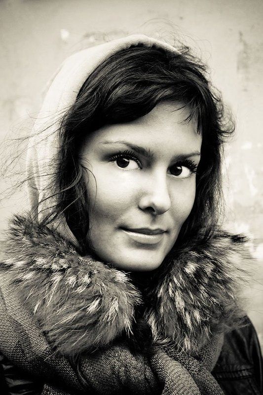 портрет, девушка, на улице Портрет На Остановкеphoto preview