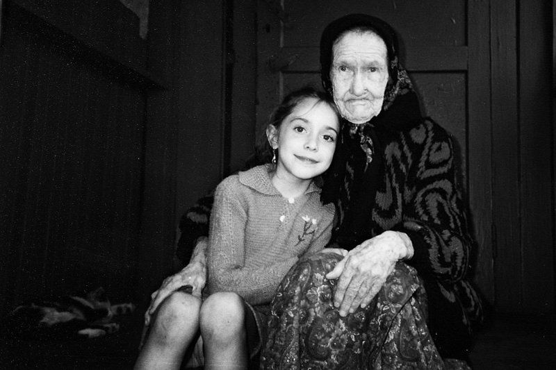 бабушка, внучка, плёнка, деревня Бабушка с внучкойphoto preview