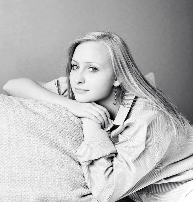 анна, девушка, блонд, рубашка, рукава, подушка, диван, окно, свет photo preview