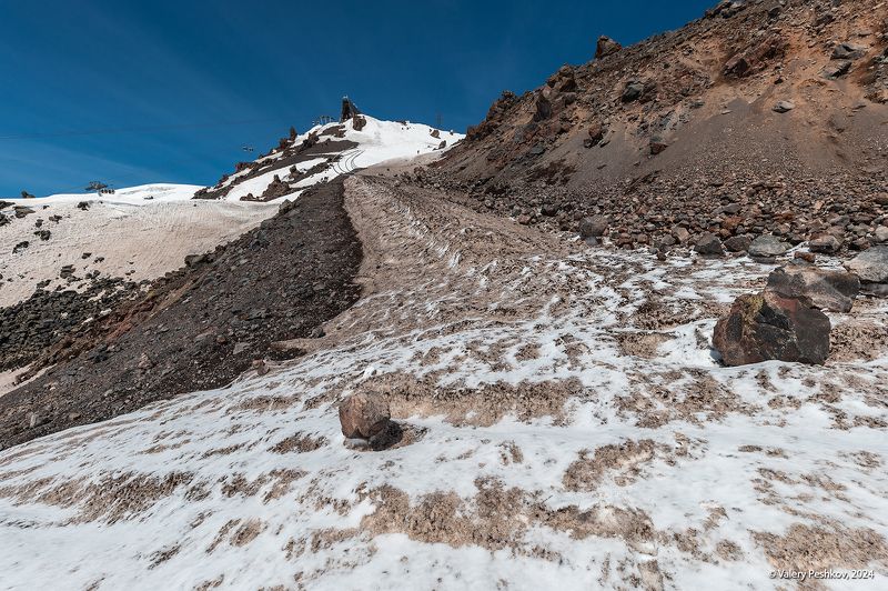 эльбрус, склоны, снег, кальгаспоры, весна, апрель, мир, канатные дороги, приэльбрусье, кабардино-балкария Прогулки по склонам Эльбрусаphoto preview