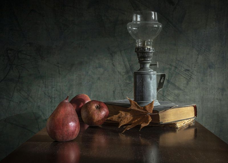 Лампа, книги, лист, груша. ***photo preview