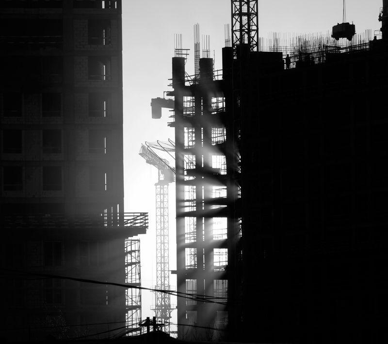 лучи, стройка, многоэтажка, колонны, арматура, закат Строительный закатphoto preview