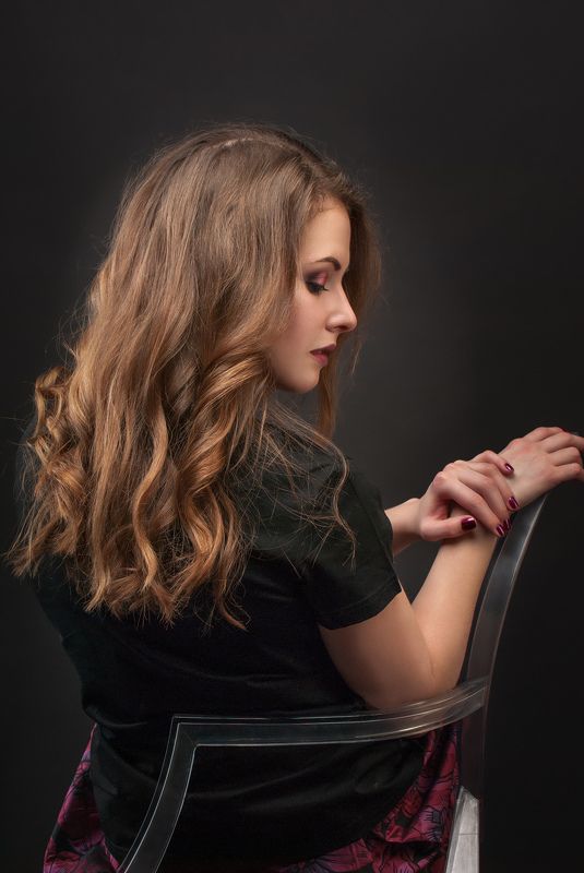 Beautiful girl in the studiophoto preview