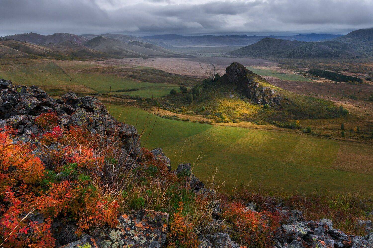 Шляпная. Автор: Павел Силиненко алтай, тигирек, осень, скалы, горы, тучи, краски, свет, луч, долина, пасмурно, Павел Силиненко