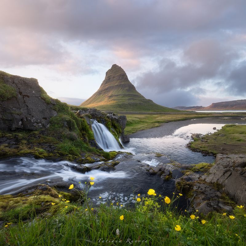 Гора и водопад Киркьюфедль на закатеphoto preview