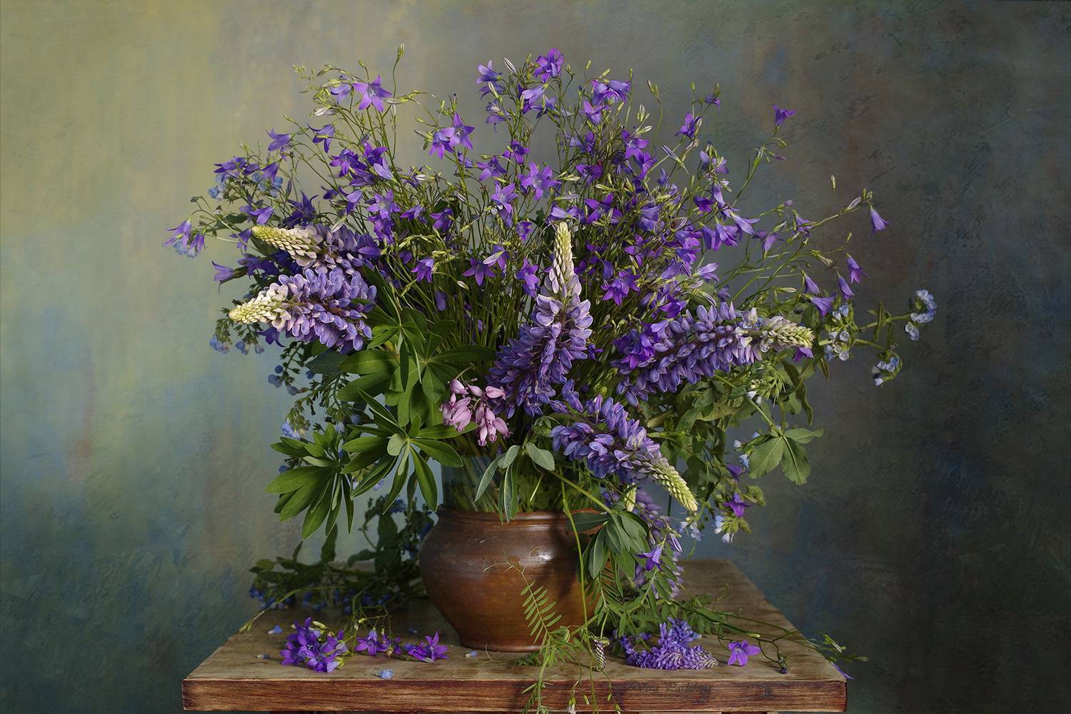 Сиреневый букет . Автор: Вера Павлухина Натюрморт, вера павлухина, цветы, люпины, колокольчик , Вера Павлухина