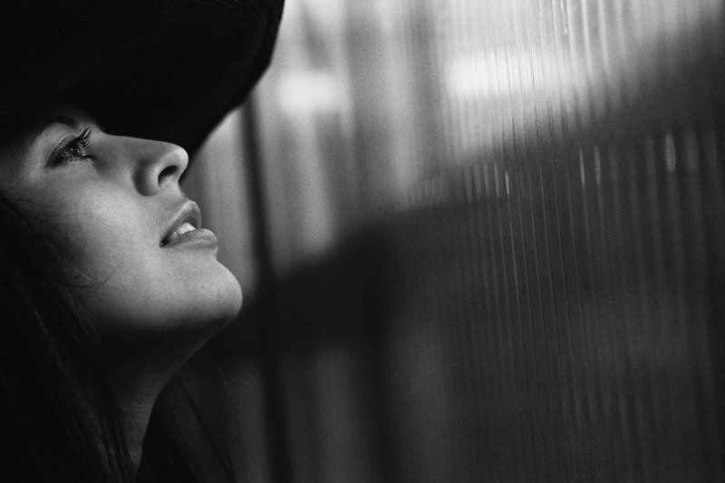 девушка, взгляд Окно в Париж.photo preview