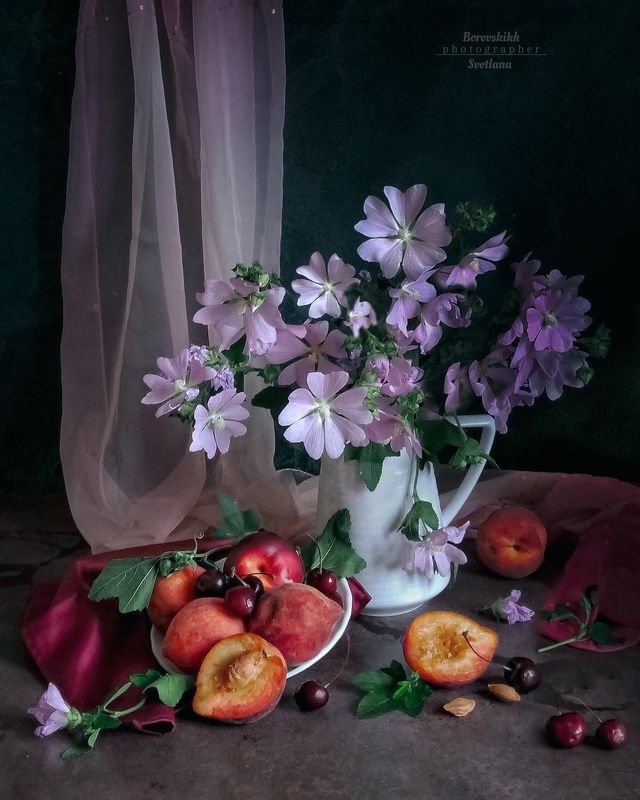 натюрморт,  ваза, цветы, фрукты, фото у окна Лаватераphoto preview