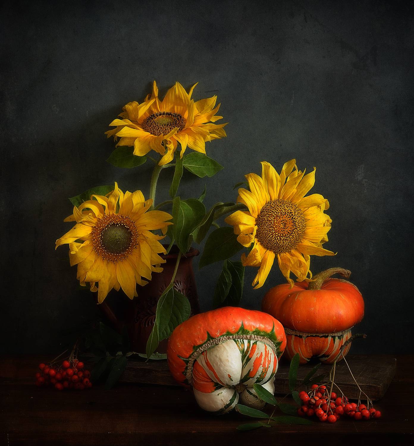 С тыквами.... Автор: Наталия К натюрморт,подсолнухи,цветы,тыква,рябина, Наталия К