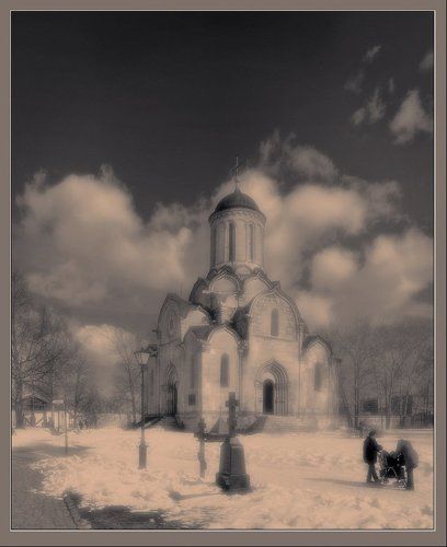 У храма