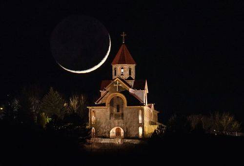 Месяц над храмом