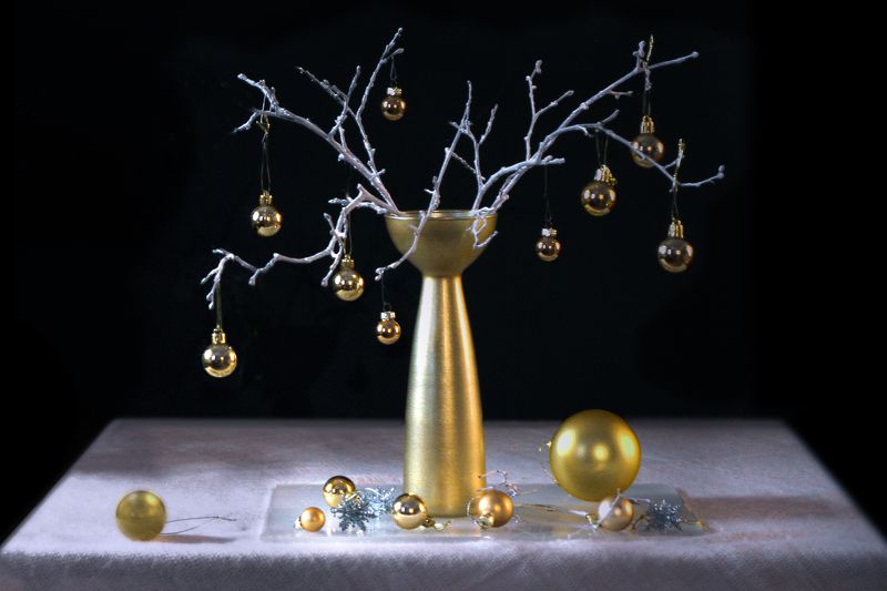 С золотыми шарикамиphoto preview