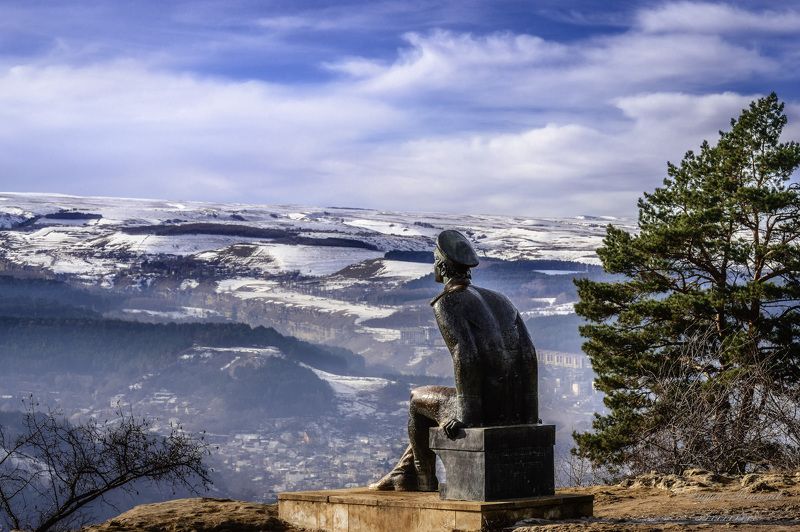 Кисловодский парк, памятник М.Ю. Лермонтову и вид на гору Эльбрусphoto preview