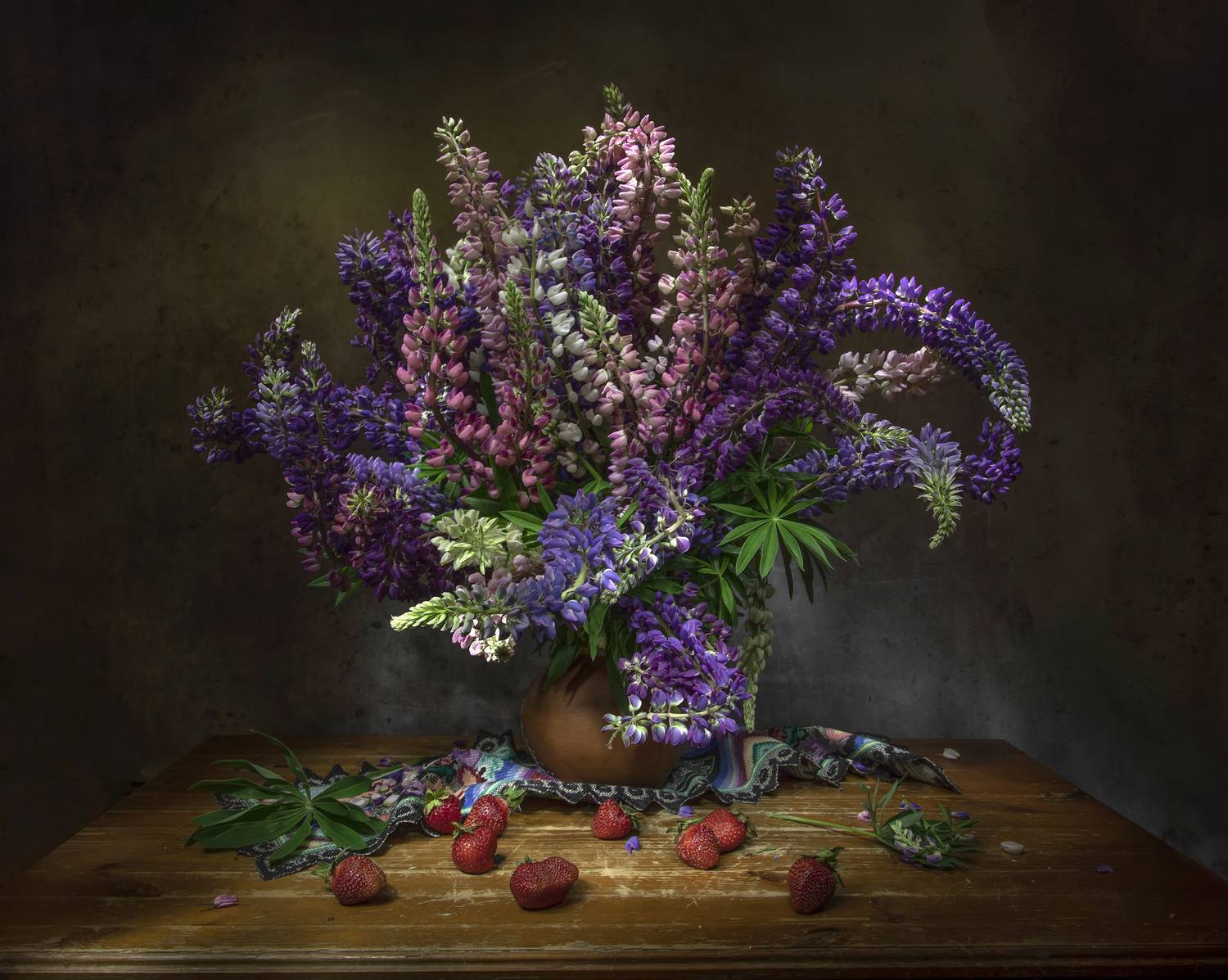 А скоро лето.... Автор: Татьяна Феденкова натюрморт, люпины, клубника, Татьяна Феденкова