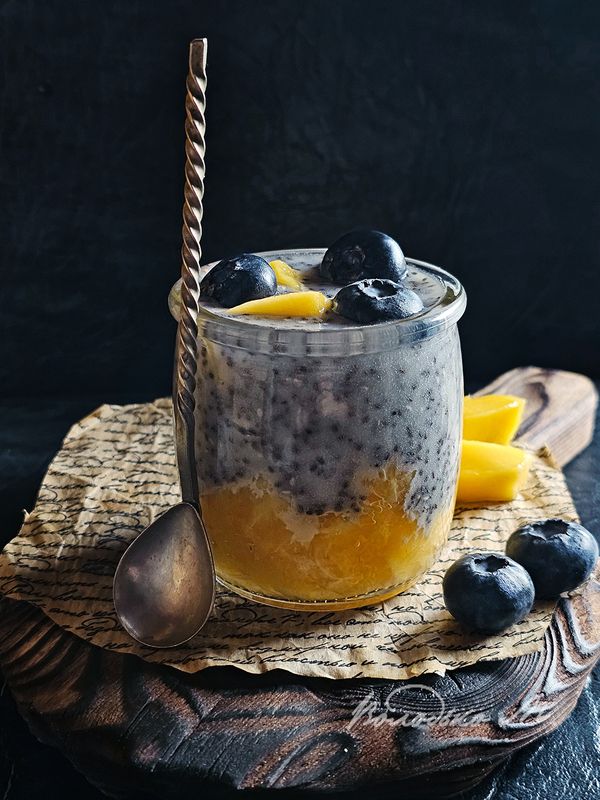 Десерт с голубикой и мангоphoto preview