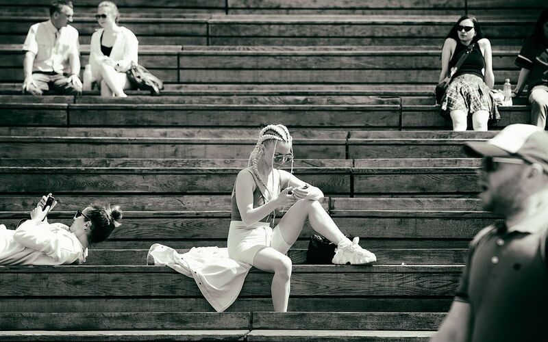 чб фото, монохром, уличное фото, уличный женский портрет, городские картинки, парк зарядье, жанровое фото, москва,  люди, отдых Полдень в Зарядьеphoto preview