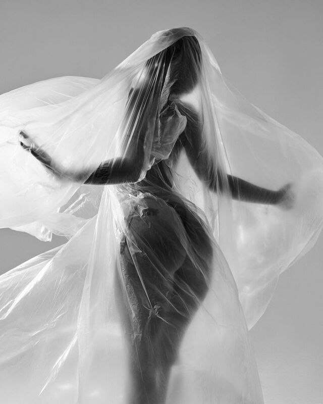 фотосессия в студии, девушка в плёнке Polyethylenephoto preview