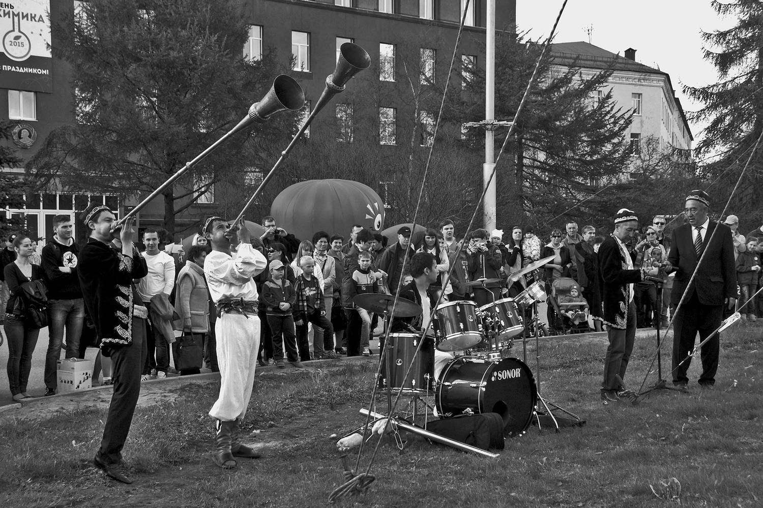 Уличный цирк. 2015. Автор: Николай Смоляк цирк, чб, апатиты, канат, музыка, барабаны, трубы, Николай Смоляк